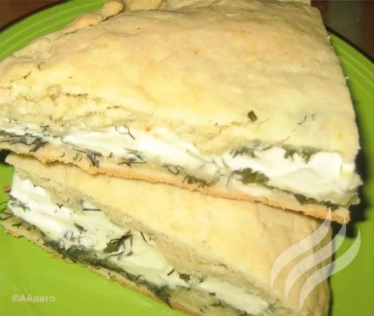 Закусочный пирог с сыром фета и зеленью