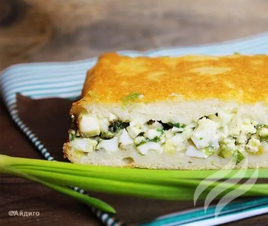 Заливной пирог с луком и яйцами