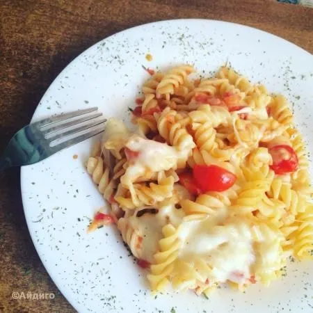 Запеченная паста с томатным соусом и моцареллой