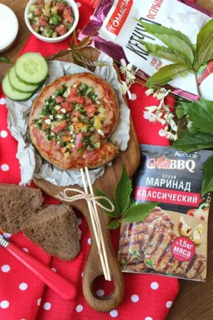 Колбаски на гриле "Чупа-чупс" и овощной салат