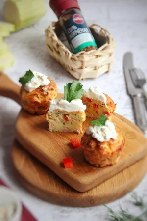 Кабачковые маффины со сладким перцем и ветчиной