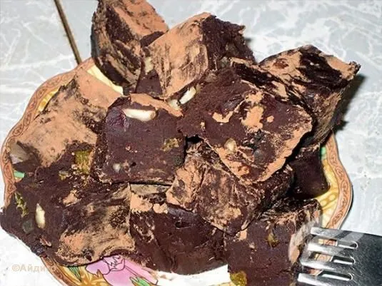 Шоколадный десерт с орехами