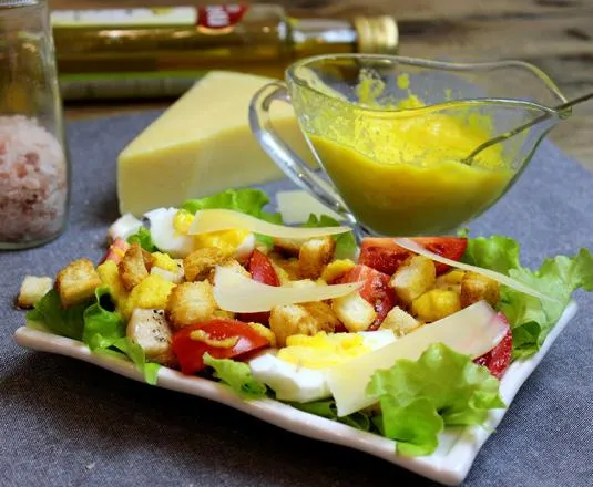 Салат Цезарь с курицей