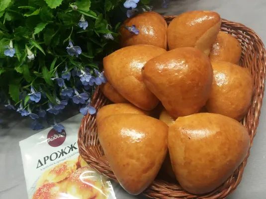 Пирожки с яблоком и брусникой