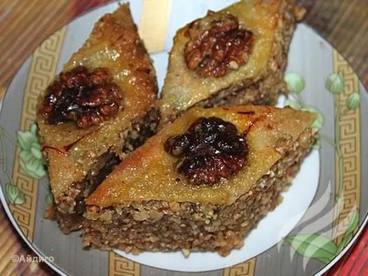 Пахлава с грецкими орехами и шафраном