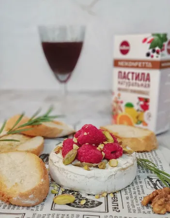 Камамбер, запеченный с пастилой