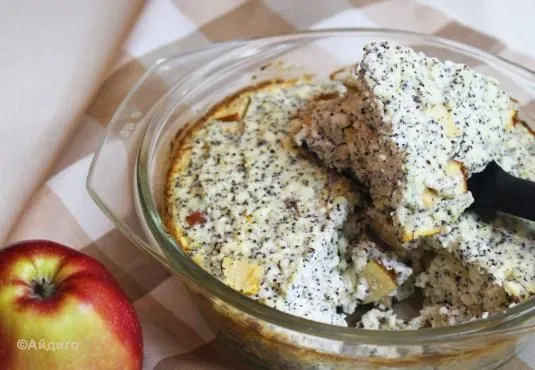 Творожная запеканка с маковой начинкой и яблоком