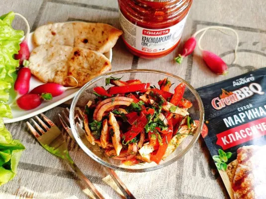 Гриль салат с индейкой