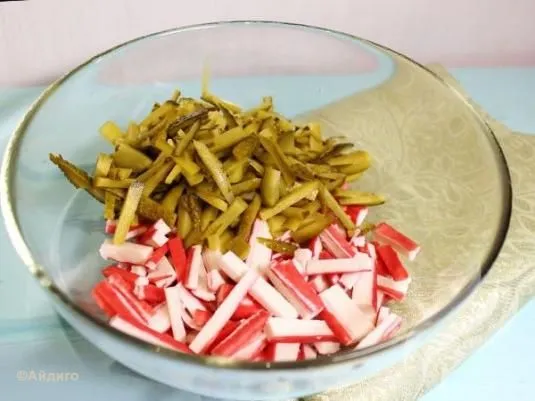 Крабовые палочки нарежьте соломкой. Крабовые палочки нарежьте соломкой. Салат крабовые палочки соломкой. Салат с крабовыми палочками соломкой. Салат из крабовых палочек соломкой.